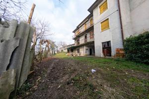 Rustico / Casale di 350 m² con più di 5 locali e b