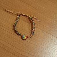 Bracciale artigianale con perline colorate e cuore