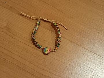 Bracciale artigianale con perline colorate e cuore