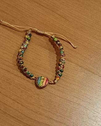 Bracciale artigianale con perline colorate e cuore
