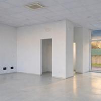 Maniago: negozio vetrinato, parcheggio e magazzino