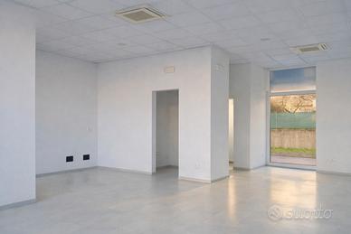 Maniago: negozio vetrinato, parcheggio e magazzino