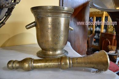 Antico mortaio con pestello da farmacia in bronzo