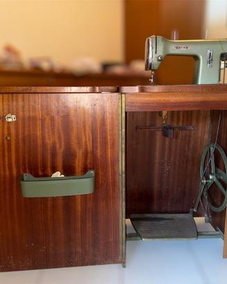 Macchina da cucire Union con mobile in legno