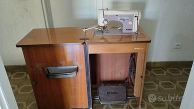 Macchina da cucire vintage Necchi 267