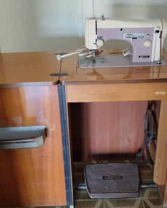 Macchina da cucire vintage Necchi 267