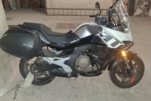CF Moto 650 MT