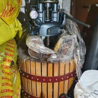 Torchio idraulico per vino