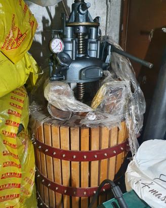 Torchio idraulico per vino
