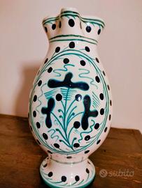 Brocca in ceramica della bottega Gatti di Faenza