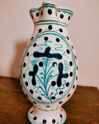 Brocca in ceramica della bottega Gatti di Faenza