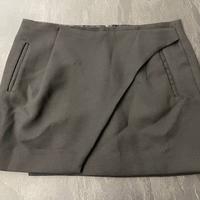 Minigonna nera a portafoglio in lana con cerniera