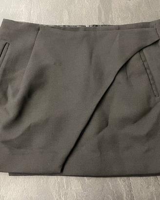 Minigonna nera a portafoglio in lana con cerniera