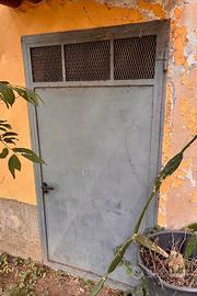 Porta di ferro con griglia di aerazione