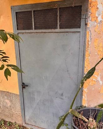 Porta di ferro con griglia di aerazione