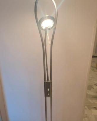 Lampada da terra moderna con luce orientabile