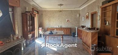Immobile di 278 m² con più di 5 locali a Montepaon