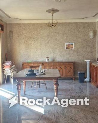Immobile di 278 m² con più di 5 locali a Montepaon
