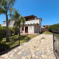 Villa con giardino esclusivo su tre lati