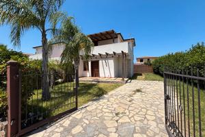 Villa con giardino esclusivo su tre lati