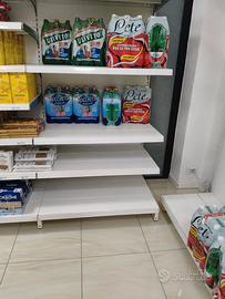 Scaffali per negozio