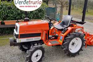 TRATTORE AGRICOLO
