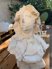 Statua in calcare  raffigurante una donna