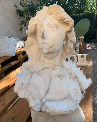 Statua in calcare  raffigurante una donna