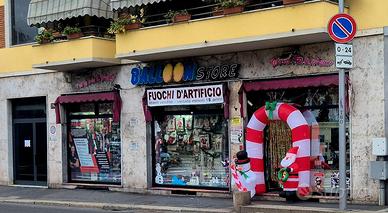 Mura negozio 3 vetrine su strada forte passaggio