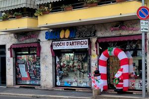 Mura negozio 3 vetrine su strada forte passaggio