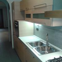 Cucina color rovere naturale con elettrodomestici