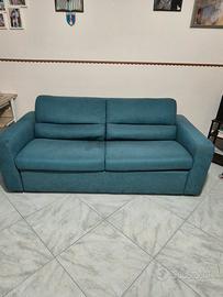 Divano letto tre posti. 