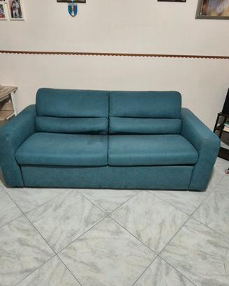 Divano letto tre posti. 