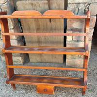 Piattiera sarda e tavolo in legno