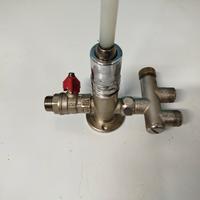 Rubinetto con apertura a ginocchio.