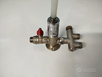 Rubinetto con apertura a ginocchio.