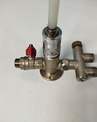 Rubinetto con apertura a ginocchio.