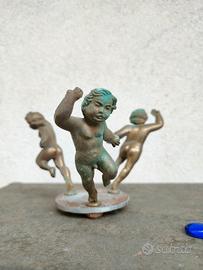 scultura antica di 3 putti
