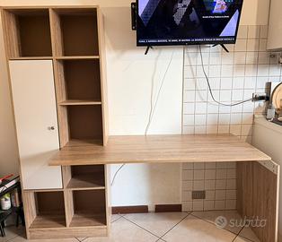 Scrivania in legno con libreria integrata