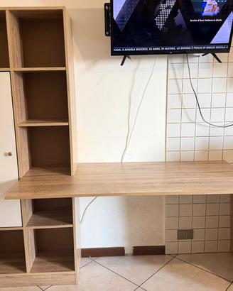 Scrivania in legno con libreria integrata
