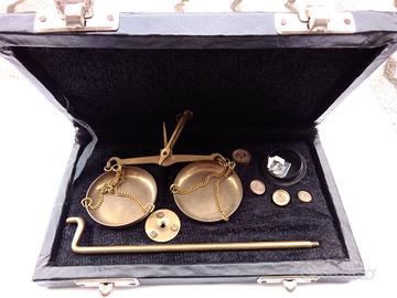 Vecchio bilancino di precisione