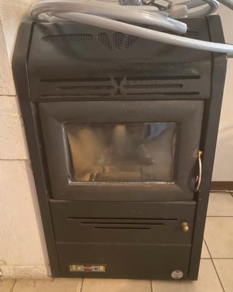Stufa a pellet funzionante