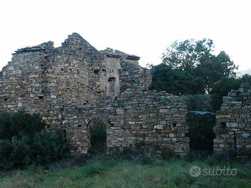 Fabbricato rurale con terreno, ad 1,7 km dal mare