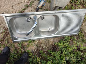 Lavello con rubinetto