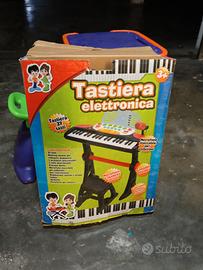 tastiera elettronica giocattolo e chitarra 