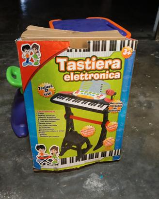 tastiera elettronica giocattolo e chitarra 