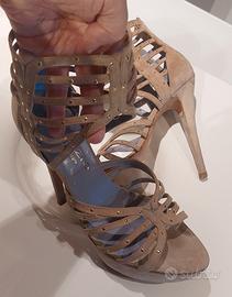 Sandali con design a gabbia in camoscio 