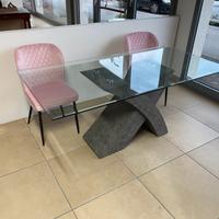 Tavolo in vetro con basamento effeto cemento