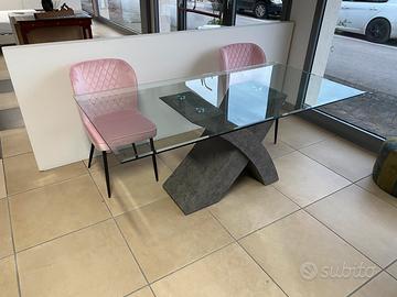 Tavolo in vetro con basamento effeto cemento