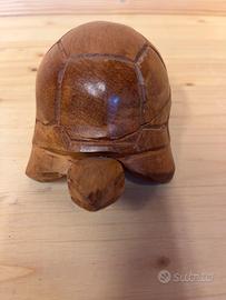 Tartaruga intagliata a mano in Madagascar